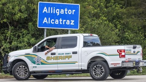 Una patrulla vigila la entrada de la prisin Alligator Alcatraz.
