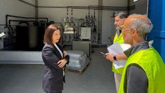 La alcaldesa de Betanzos, Mar�a Barral, visitando las obras de la planta de tratamiento de agua.