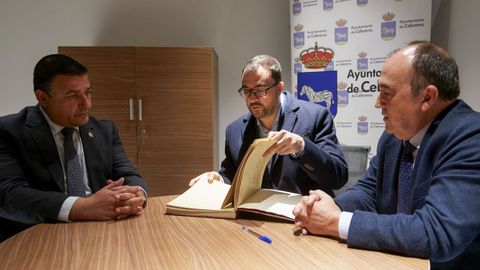 El presidente del Principado de Asturias, Adri�n Barb�n, firma en el Libro de Honor antes de impartir la conferencia titulada  La Transici�n , dentro de los actos que conmemoran los 25 a�os de uni�n cultural entre la provincia abulense y la comunidad asturiana, hoy en la localidad abulense de Cebreros