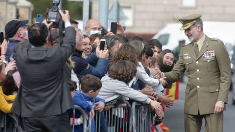 El rey Felipe VI se dio un bao de masas a su llegada a Sarria.