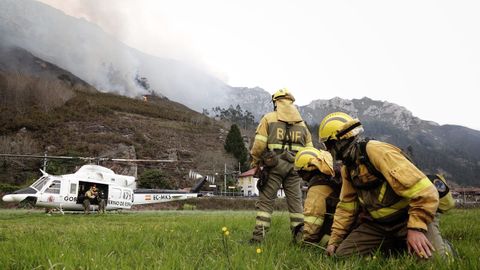 Bomberos de Asturias trabajan para extinguir las llamas en un incendio forestal