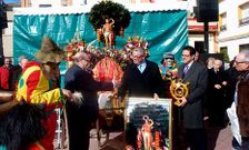 Alfredo Ca�izo recibe el saludo del presidente de la Cofrad�a de San Sebasti�n ante la mirada del alcalde de Malpica de Tajo, los vecinos y algunos de los personajes tradicionales de sus fiestas.