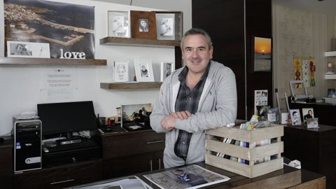 Julio L�pez, en una foto de archivo en la tienda de Burela