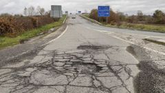 En Xinzo de Limia, los baches que reciben a los conductores en el enlace de la carretera N-525 con la autov�a A-52, donde el firme acumula desperfectos por las fuertes lluvias.