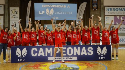La plantilla del Maristas, celebrando el ascenso a la Liga Challenge.