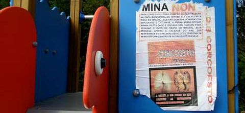 El parque infantil de Ponteceso tampoco se libra de la carteler�a indiscriminada.