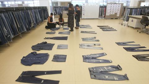 Ropa en el suelo. Las prendas en proceso de selección se colocan en el suelo para ser sometidas a examen y más del 50% son descartadas.