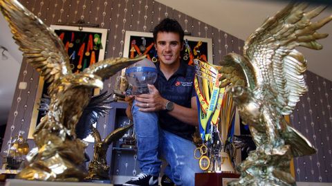 Posando con los trofeos en su casa