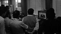 Empleados de la agencia Europa Press observan en un televisor la retransmisin en directo del mensaje del presidente del Gobierno, Carlos Arias Navarro, en el que comunica la muerte del dictador Francisco Franco