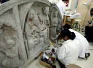 Alumnos de la Escola de Restauraci�n, en uno de los talleres de trabajo del centro.