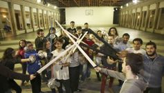 Un grupo de participantes en la actividad de esgrima programada este fin de semana en el colegio Froebel. 