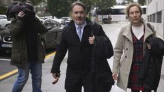 Los abogados de los padres de los menores, Javier Mu�oz y Elena Gonz�lez, a su llegada a la segunda jornada en la Audiencia Provincial de Oviedo 