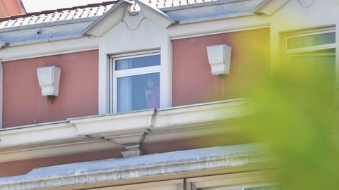 Un jugador del Fuenlabrada se asoma a la ventana del hotel