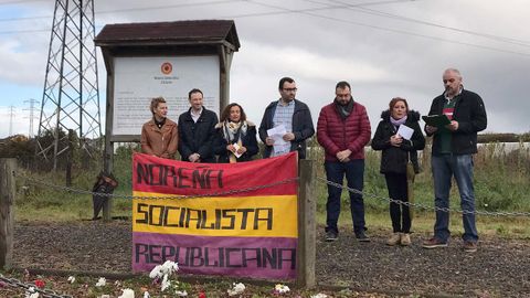 El consejero de Presidencia, Guillermo Mart�nez, y el secretario general de la FSA-PSOE, Adri�n Barb�n, en el acto de  la Comisi�n de Amigos y Familiares de Represaliados de la II Rep�blica San Miguel de la Barreda.
