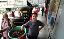 Elsa se pone bajo la marquesina del banco a finales de octubre y se va antes de que acabe el a�o. 
