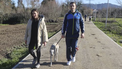 Natalia Lago y Marcial Canosa, con su perro por la nueva senda peatonal de Narón