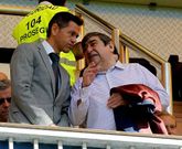 Lendoiro conversa con un directivo del Murcia antes del partido de ayer.