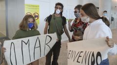 Omar Casal fue recibido por su familia con abrazos y pancarta de bienvenida