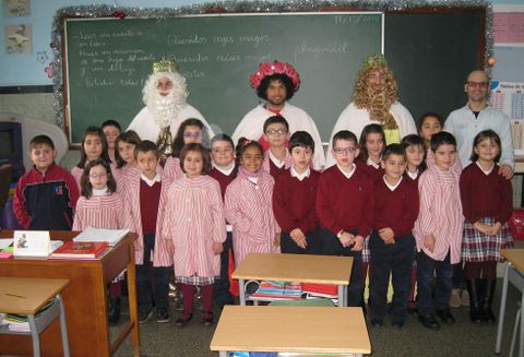 Los magos de Oriente con los alumnos de 2� de Educaci�n Primaria del colegio Torre de Lemos. 