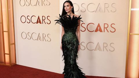Demi Moore, que gan� el a�o pasado el �scar a mejor actriz por �La sustancia�, con vestido de Gucci