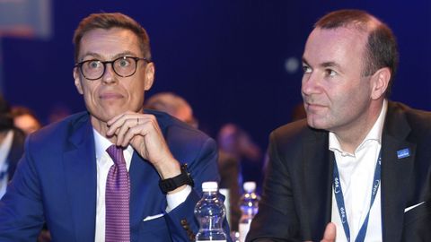 El candidato de Merkel, Manfred Weber, a la derecha, junto a Alex Stubb