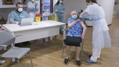 Pepita, la primera asturiana que recibe la segunda dosis de la vacuna contra el coronavirus