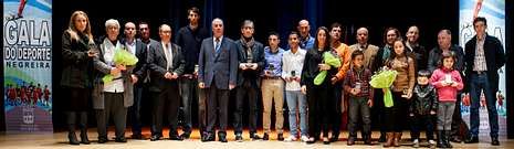 Todos los premiados en la Gala do Deporte de Negreira, que cumpli� su tercera edici�n, posaron para recordar un d�a tan especial.