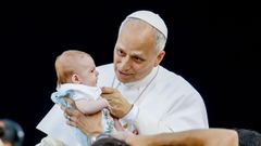 El papa Le�n XIV bendice a un beb� a su llegada a la vigilia en el Estadio Ol�mpico de Barcelona.