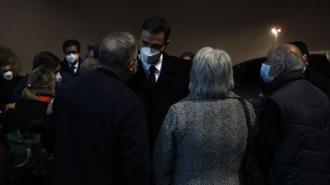 Pedro Snchez, el pasado 22 de febrero, cuando recibi en el aeropuerto de Santiago a los supervivientes del naufragio del Villa de Pitanxo y a sus familias, con quienes se comprometi a hacer lo posible y lo imposible, pero desde entonces les ha negado todas las peticiones de reunin.