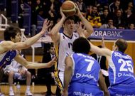 Un mermado Julio Gonz�lez se encontr� siempre con una s�lida defensa rival.