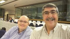 El inform�tico Manuel Su�rez, izquierda, y el secretario de Acerga, en un descanso de la sesi�n de trabajo