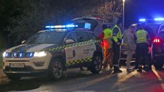 La Guardia Civil de Tr�fico, realizando comprobaciones durante un control en Ribeira.