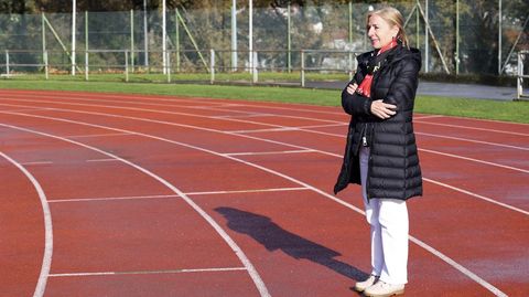 La atleta compostelana Esther Pedrosa, este martes en las pistas de la USC