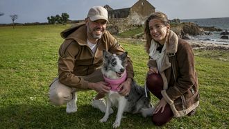 Yago Est�vez y Elda Lamela haciendo trucos con su perra Ari en Casti�eiras