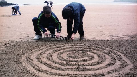 Taller escolar sobre la obra de Alejandro Mieres en la playa de San Lorenzo