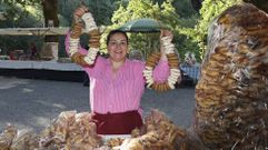 Fina Blanco es la cara visible de Rosquillas Bama y la que ms disfruta con la venta de cara al pblico: Coeces a xente de todo tipo, dende o mis rico ao mis pobre. Tenme comprado rosquillas desde o actual presidente da Xunta ata o paisano do lugar que vive cunha pensioncia pequena; e, cada un, te conta as sas cousas.