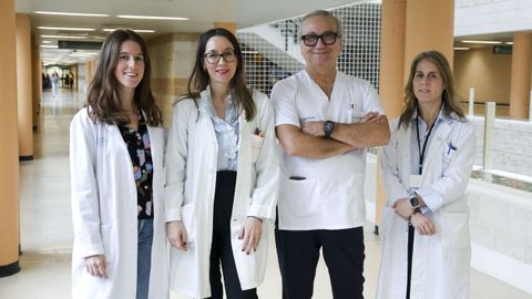 De izquierda a derecha, Olatz Etxeverria, farmac�utica y nutricionista; Ana S�nchez, endocrin�loga; Diego Bellido, jefe de servicio, y Cristina Porca, coordinadora de la unidad de investigaciones.