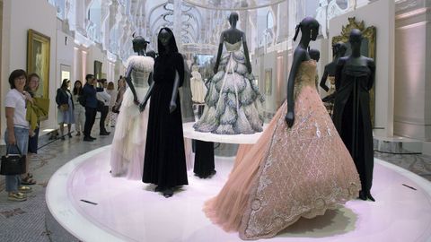 Visitantes observan varias de las creaciones expuestas como parte de exposicin  Christian Dior, couturier du rve 