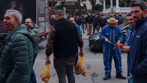 Los manifestantes incluso dieron bolsas a quienes circulaban en coche