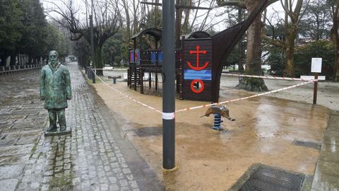 Parques infantiles cerrados. En la imagen, uno de Ferrol