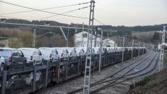 Un tren cargado de autom�viles a su paso por la estaci�n de A Pobra do Broll�n