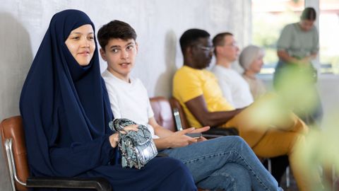 Imagen de archivo de una joven con abaya en una sala de espera