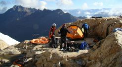 En la imagen, de archivo, miembros de la expedici�n negreiresa en las monta�as de Per�.