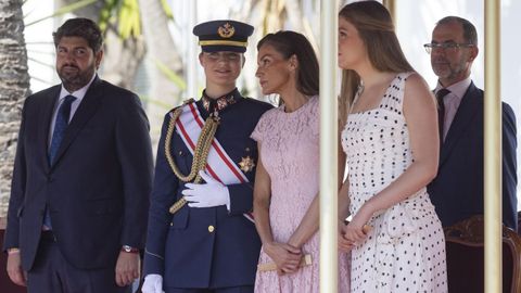 El presidente de Murcia, a la izquierda, junto a la reina y sus hijas