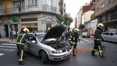 Bomberos de Lugo, trabajando para excarcelar al conductor del coche
