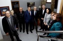 L�pez Abella, a la derecha, ayer, en la planta de la casa de acogida.