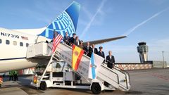 Llegada del primer vuelo con destino a Nueva York, de United Airlines, al aeropuerto de Santiago-Rosal�a de Castro