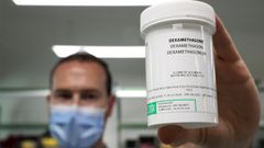 Un sanitario muestra un bote de dexametasona en el Hospital Erasme de Bruselas