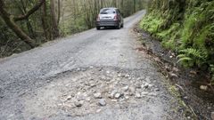Baches en la carretera de acceso a Caaveiro, la pasada primavera
