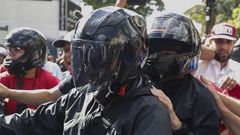 Mara Corina Machado, el jueves huyendo en moto de la manifestacin opositora, momentos antes de ser detenida.